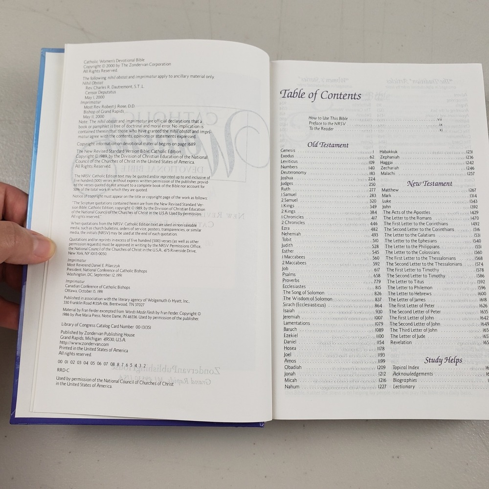 Catholic Womens Devotional Bible NRSV Hardcover Zondervan 2000 Catholic Edition - Picture 8 of 11
